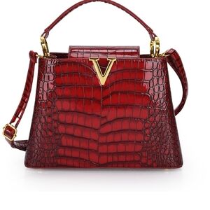 💥💥👜 Croc psttern SUPER cute  Handbag with V emblem Gold-Tone Hardware👜💥💥